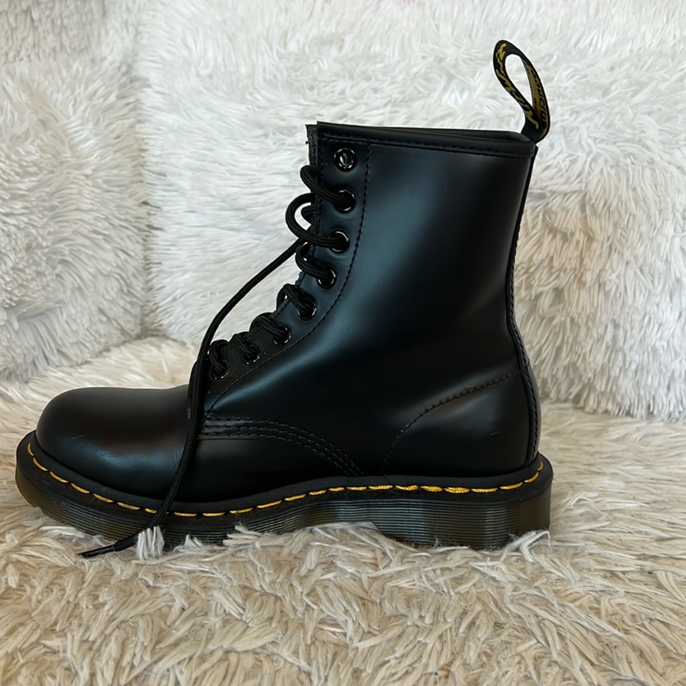 1460 Women’s Smooth Leather Lace Up Boots Dr. Martens